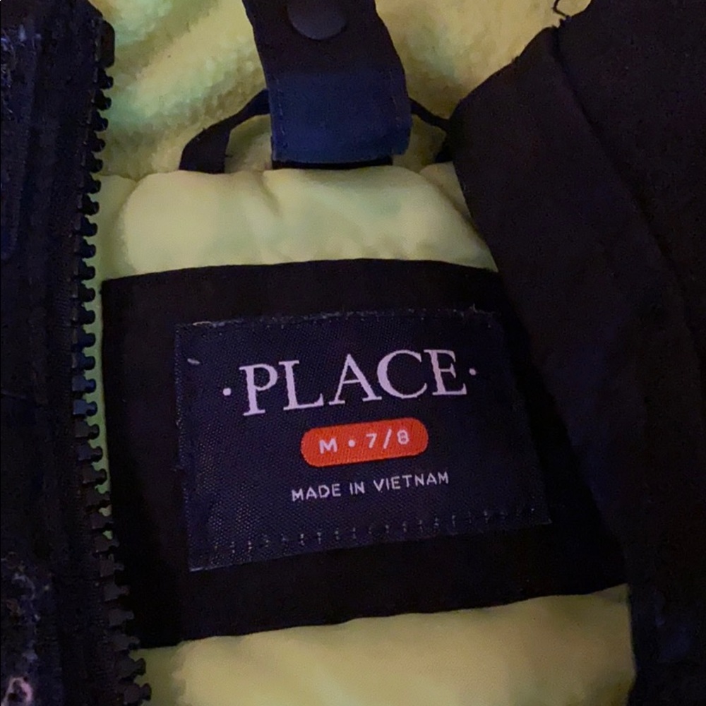 A coat - Picture 5 of 5